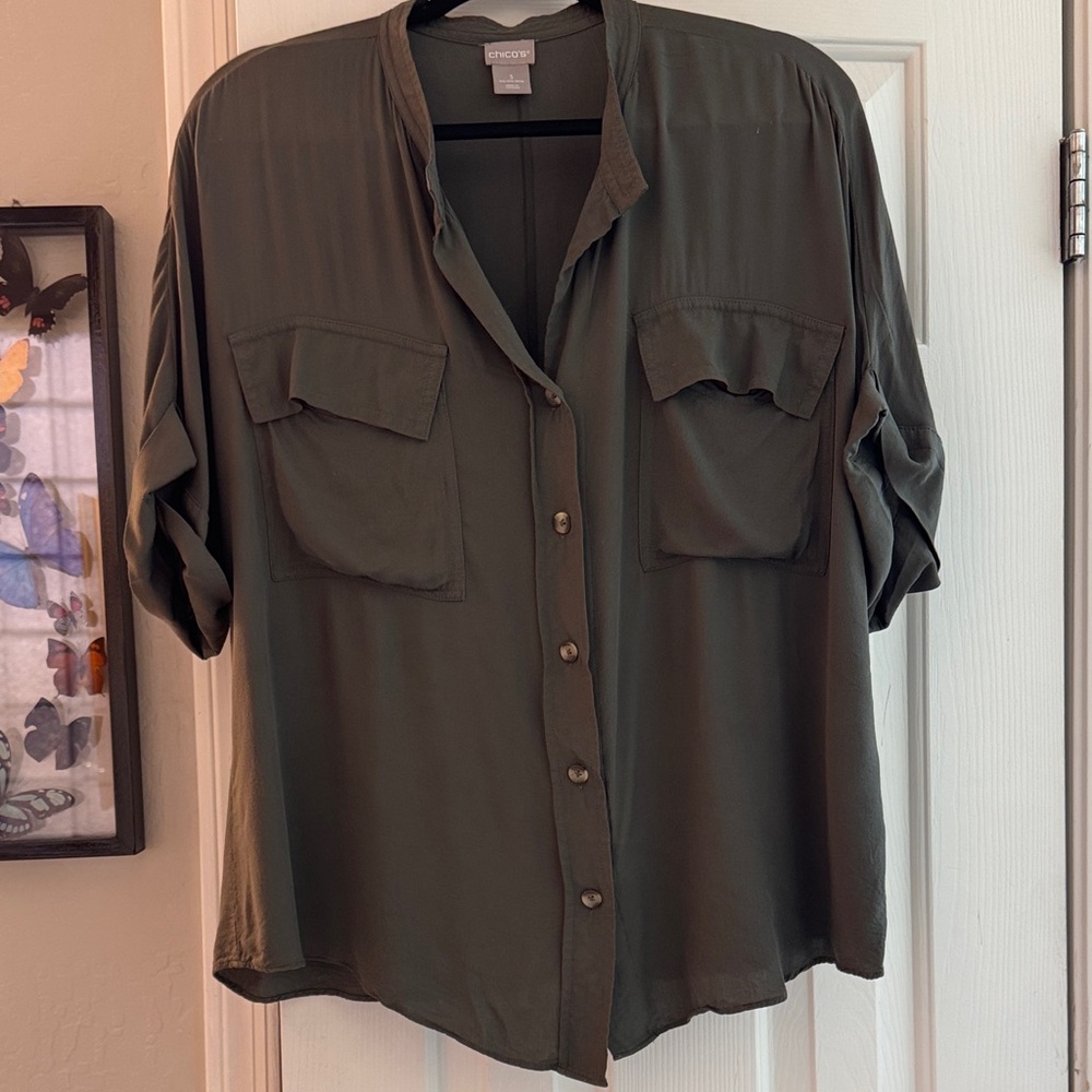 NEW Chico's Olive Green Casual Short Sleeve Button front Top - Size 3/XL
